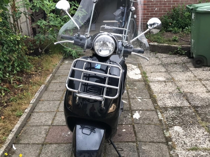 Vespa LX 50 Touring zwart